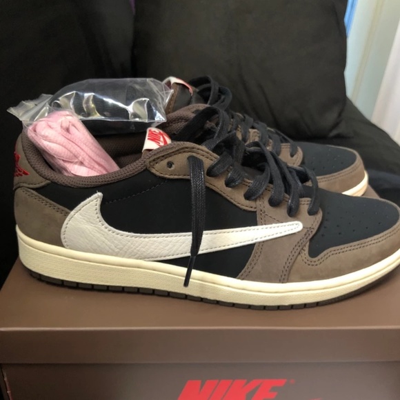 travis scott jordan 1 low pink laces